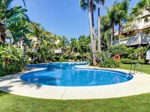 Spacieux appartement de 4 chambres au rez-de-chaussée à Nueva Andalucia, Marbella Amplio bajo de 4 dormitorios en Nueva Andalucia, Marbella Parter spațios cu 4 dormitoare în Nueva Andalucia, Marbella Spacious 4-bedroom ground floor apartment in Nueva Andalucia, Marbella