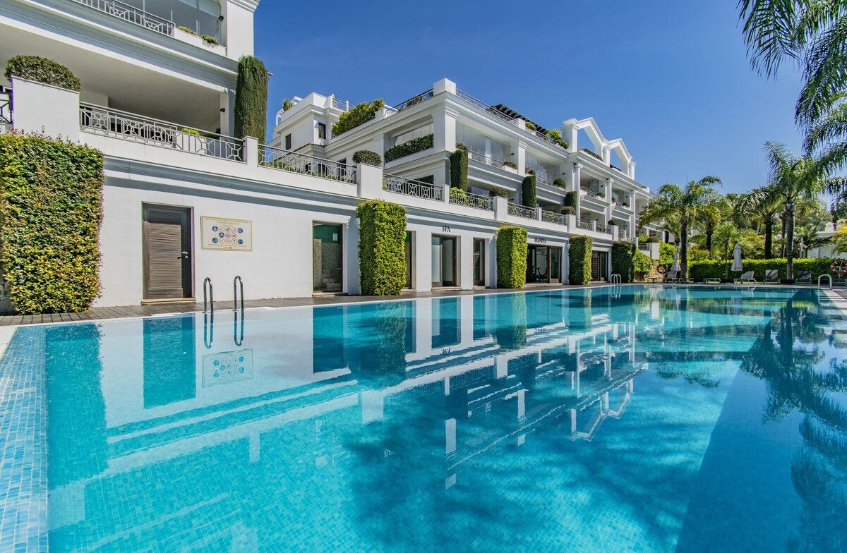 Ático de 5 dormitorios en primera línea de playa en Estepona Beachfront 5 bedroom penthouse in Estepona Penthouse cu 5 dormitoare pe malul mării în Estepona Penthouse 5 chambres au bord de la mer à Estepona