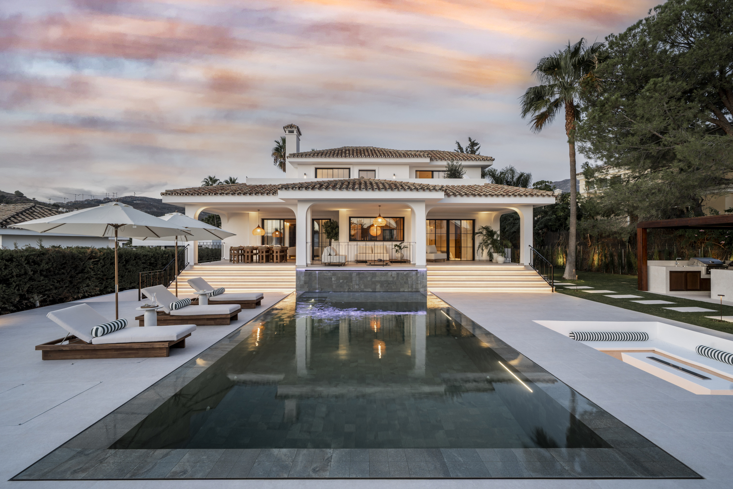 Villa de 5 dormitorios recién renovada en Nueva Andalucía