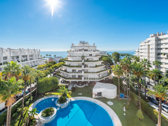 Apartamento de 4 dormitorios en segunda línea de playa en Marbella
