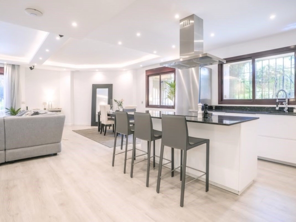 Villa de 4 dormitorios en Jardines de las Lomas